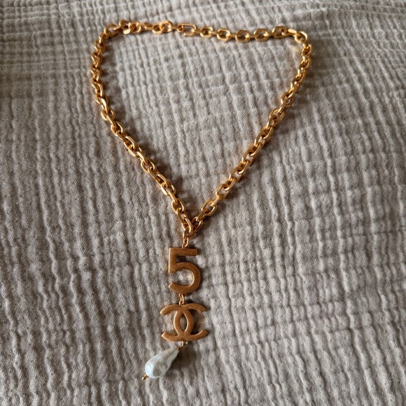 ✨Vintage Chanel No.5 CC Baroque Pearl Drop Necklace Gold Tone ✨ - Picture 6 of 13